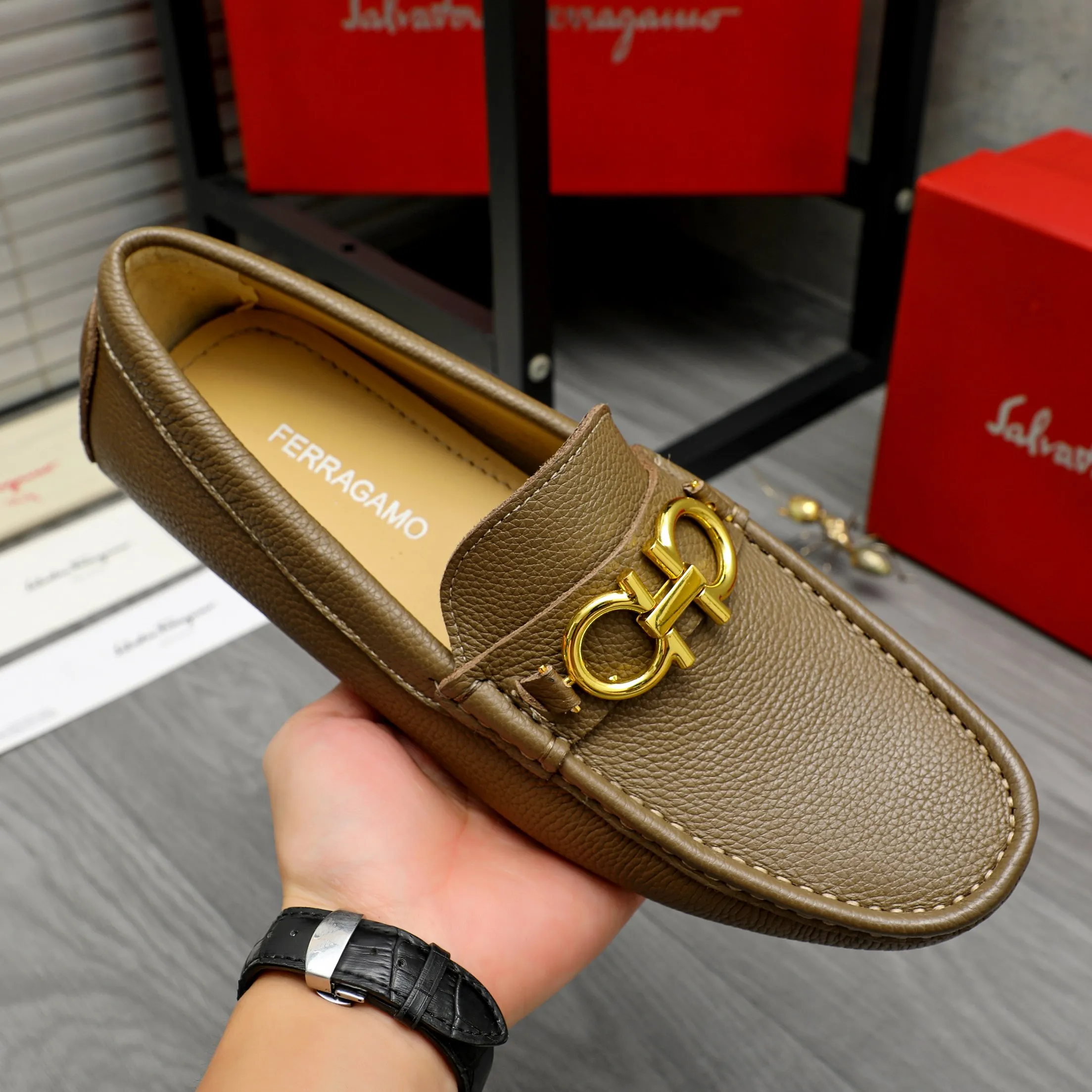 Men's shoes 💰420 Product trademark: Ferragamo "Ferragamo" business casual slip-on shoes Regular size: 38-46 (45.46 custom-made and non-returnable) Product materials: Selected small pebbled cowhide upper, sheepskin lining, original rubber outsole